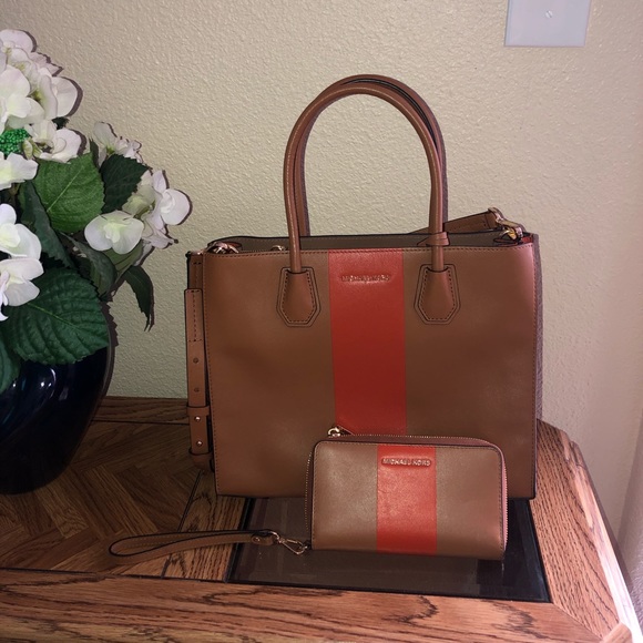 Michael Kors Handbags - FLASH SALECMICHAEL KORS SATCHEL& WALLET